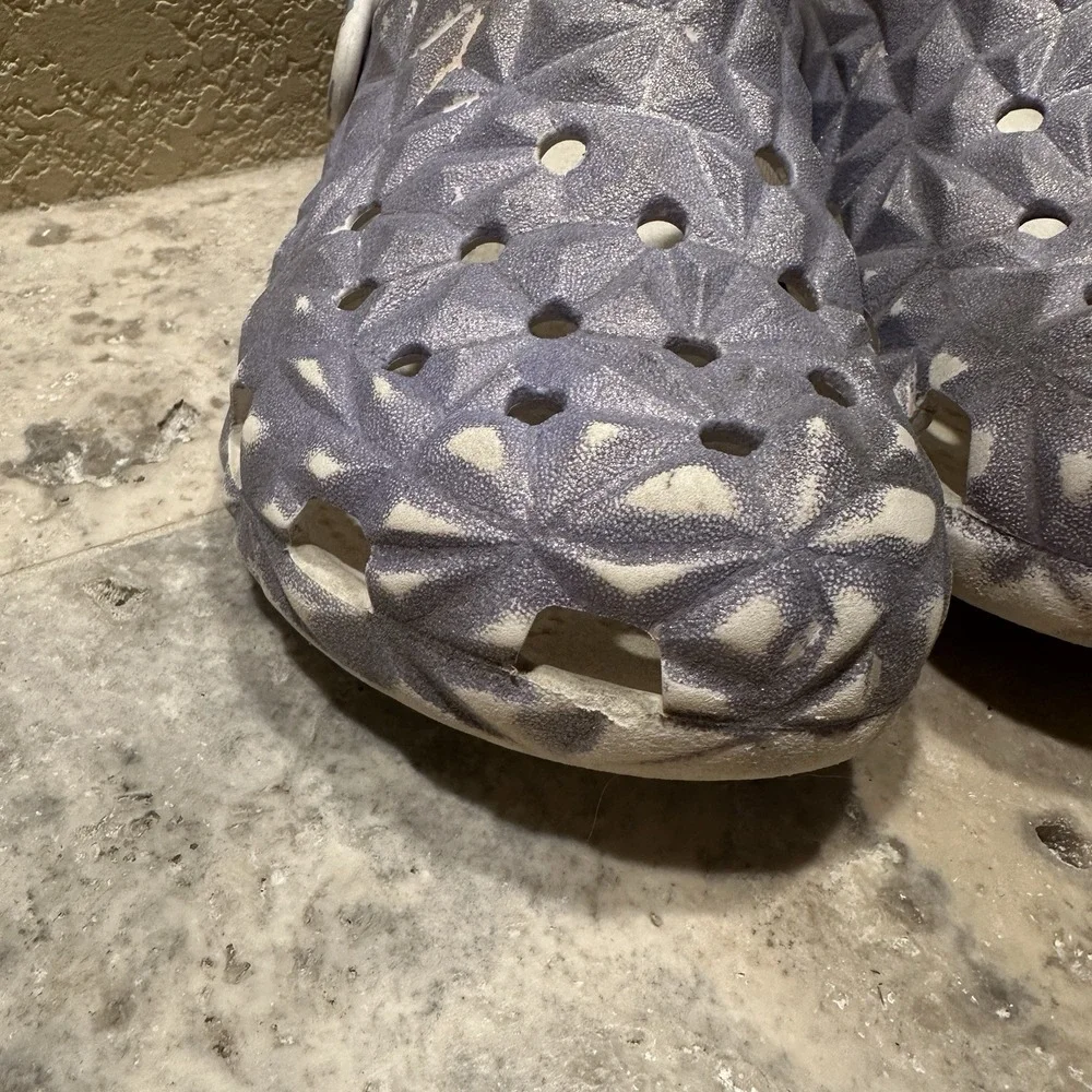 Crocs Metallic Purple Geometric Girls' Sparkly J3‎ (Big Kids) Sandals Slip On